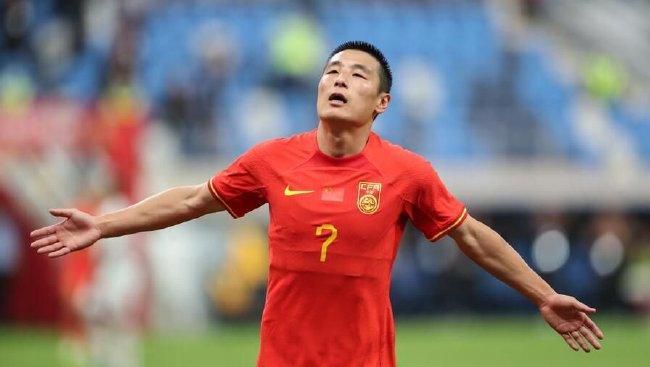 本片讲述了由一套黄金麻将所引发的迪拜两年夜黑帮权势一龙帮和虎帮的争取。虎帮雇佣杀手要暗算龙帮老迈“龙哥”（张德晖扮演），却因乌龙错将替人演员童响（李健扮演）误以为杀手不凡（文苡帆扮演）接回帮中，起头了一场错位闹剧。